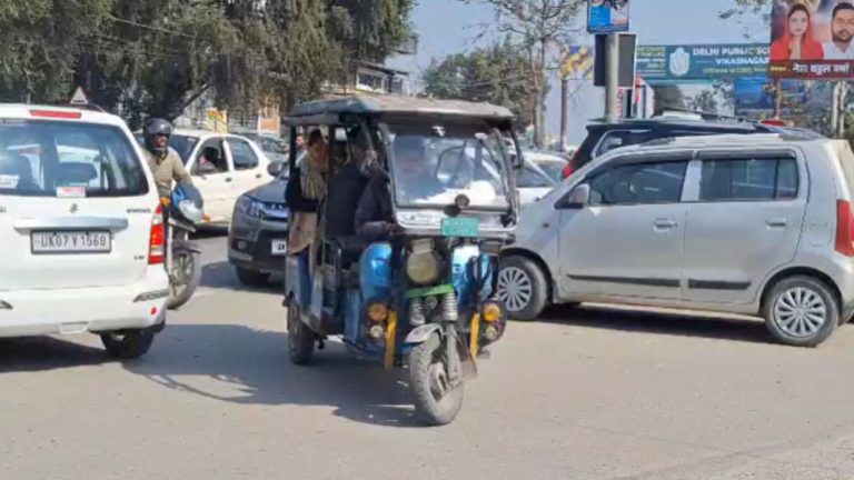 Dehradun News: विकासनगर में अस्पताल मार्ग बना पार्किंग अड्डा, किसकी लापरवाही से खतरे में मरीज?