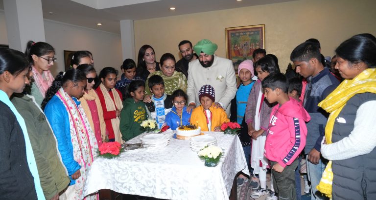 Gov celebrates b’day with school children