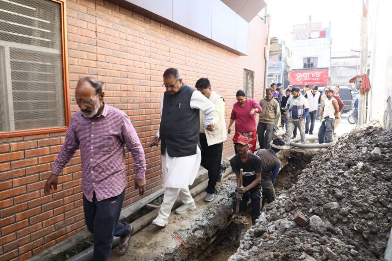 Minister Ganesh Joshi surveys drinking water works of Kishan Nagar