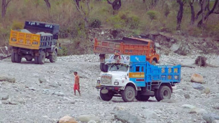 Udham Singh Nagar: वनकर्मियों को ट्रैक्टर-ट्राॅली से कुचलने की कोशिश, बाल-बाल बचे, जानिये क्या है मामला