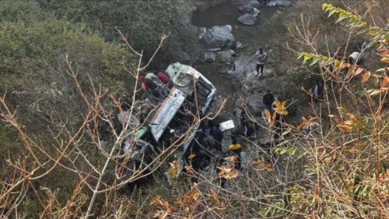 Uttarakhand Bus Accident: देहरादून के पास HRTC की बस खाई में समाई, 3 की मौत, पढ़ें पूरी खबर