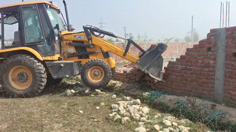 एमडीडीए की बड़ी कार्रवाई, सेलाकुई में 10 बीघा अवैध प्लाटिंग पर चला बुलडोजर