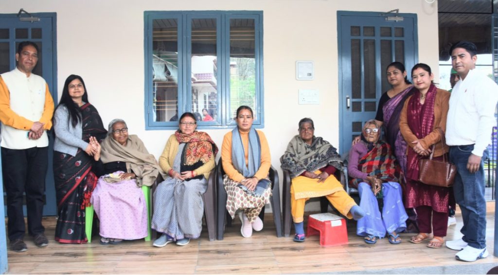 कैबिनेट मंत्री रेखा आर्या ने वृद्ध महिला आश्रमों की महिलाओं के साथ बिताया दिन