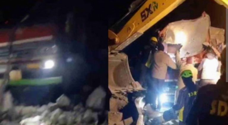 तोताघाटी में पहाड़ी से बोल्डर गिरने से ट्रक चालक की