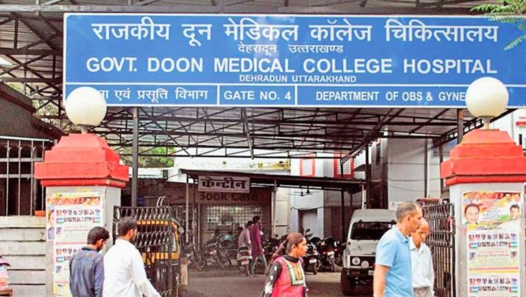 दून मेडिकल कॉलेज अस्पताल में दवा लिखने में गड़बड़ी, फार्मेसी