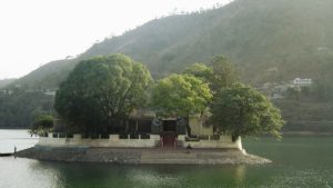 दूर से दिखता साधारण टापू, पास पहुंचते ही सामने आता भीमताल का अनदेखा एक्वेरियम; जानें खासियत