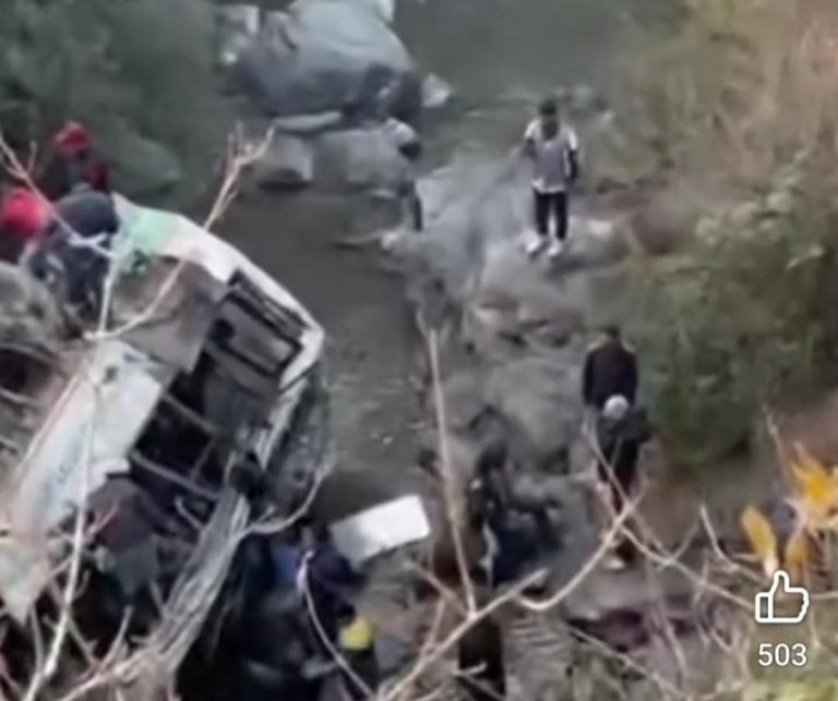 देहरादून में बड़ा सड़क हादसा: हिमाचल रोडवेज की बस खाई