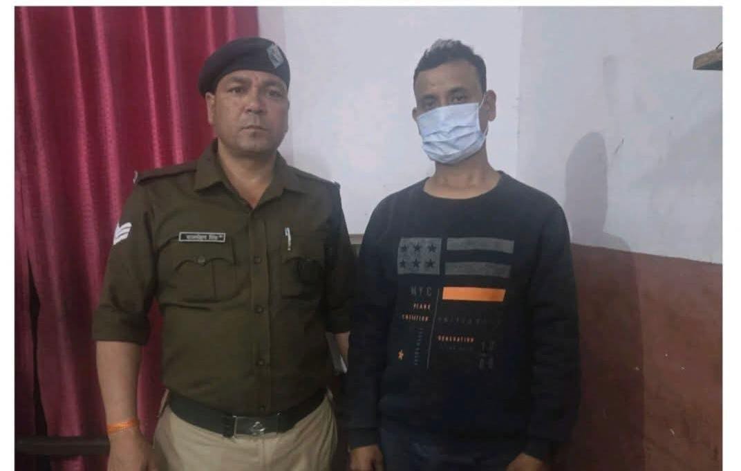 देहरादून में सोशल मीडिया विवाद के बाद हंगामा, चापड़ लहराने