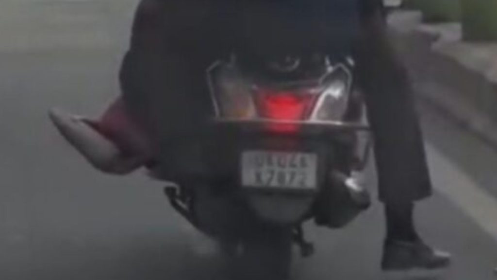 नैनीताल में स्कूटी पर 4 सवारी लेकर निकला युवक, वीडियो वायरल होते ही कटा चालान