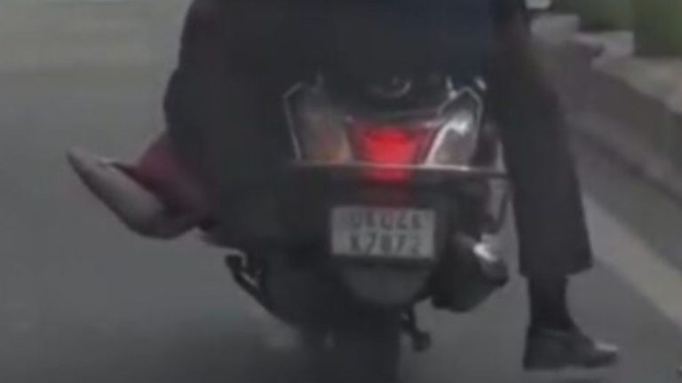 नैनीताल में स्कूटी पर 4 सवारी लेकर निकला युवक, वीडियो वायरल होते ही कटा चालान