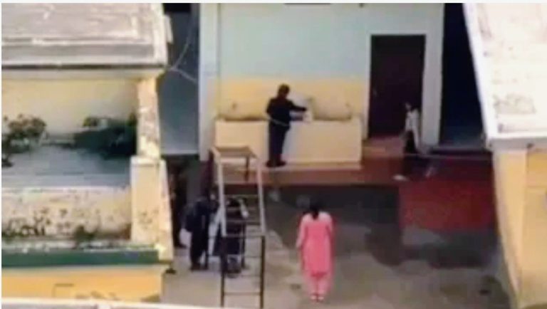 प्राथमिक विद्यालय में छात्राओं से सफाई कराने का वीडियो वायरल,
