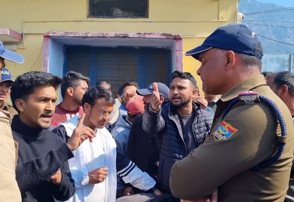 बच्चे को दूर तक घसीटती ले गई कार, अस्पताल ने सिर्फ एंबुलेंस चालक के भरोसे किया रेफर, दर्दनाक मौत से जनता में आक्रोश