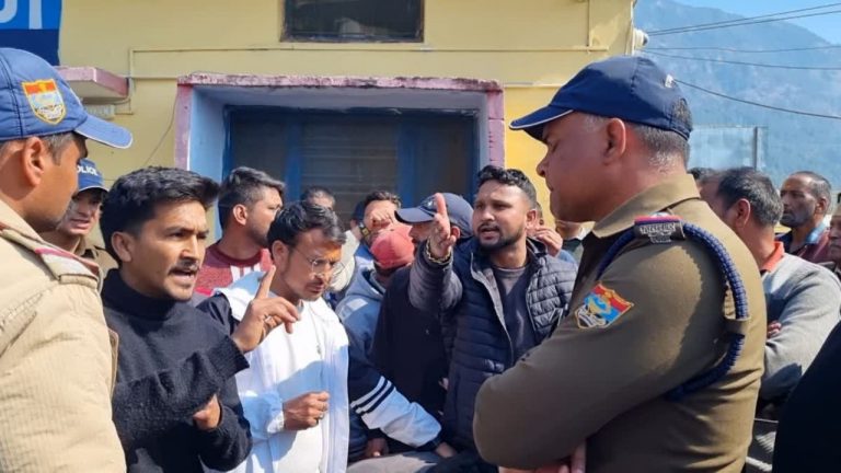 बच्चे को दूर तक घसीटती ले गई कार, अस्पताल ने सिर्फ एंबुलेंस चालक के भरोसे किया रेफर, दर्दनाक मौत से जनता में आक्रोश