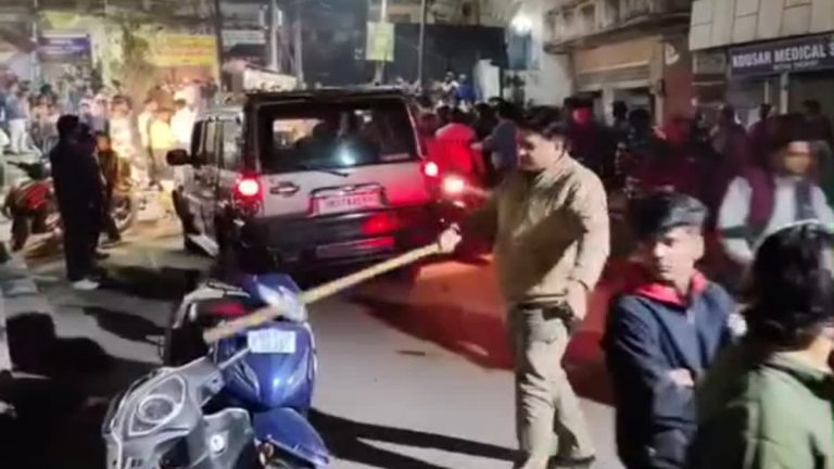 बच्चों की कहासुनी बनी संग्राम, घरों तक पहुंची लाठियां—पुलिस ने