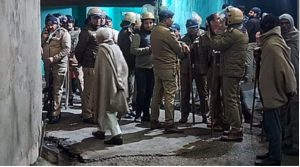 भंडारे के दौरान दो गुटों में फायरिंग, युवक की मौत,शव