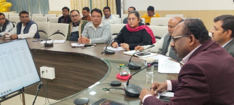 महराजगंज में डीएम सख्त: एक महीने में सिर्फ छह हजार कार्ड, सवालों के घेरे में सिस्टम