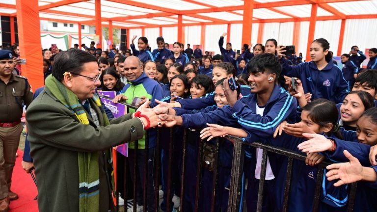 मुख्यमंत्री चैम्पियनशिप ट्रॉफी के समापन कार्यक्रम में शामिल हुए धामी, खिलाड़ियों को किया सम्मानित