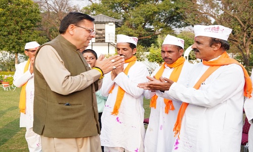 मुख्यमंत्री पुष्कर सिंह धामी को चम्पावत से आए होल्यारों ने