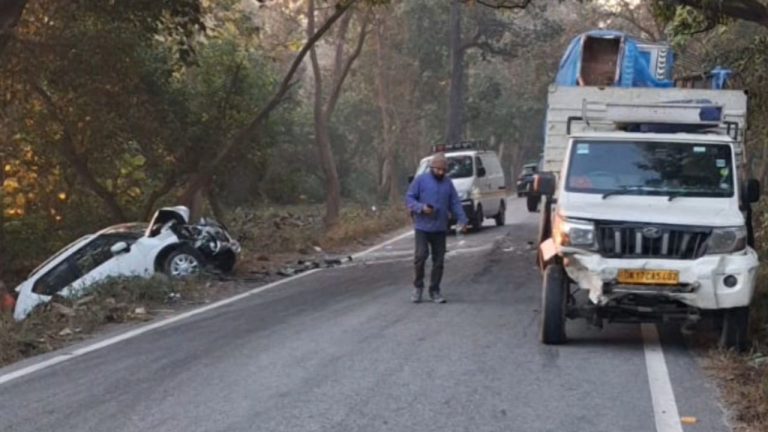 रामनगर में तेज रफ्तार का कहर, पिकअप-कार की टक्कर में जीवन और मौत से जूझ रहे दो डॉक्टर, पढ़ें पूरा अपडेट