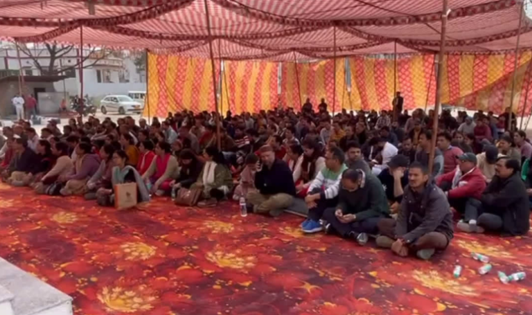 शिक्षक ही नहीं अफसर भी धरने पर डटे, विधायक से