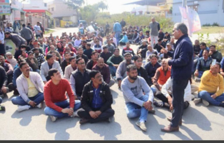 शिक्षा निदेशक से मारपीट के विरोध में 53 संगठनों का