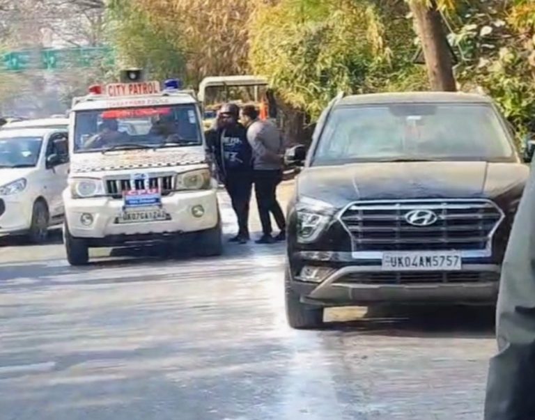 हल्द्वानी में सीएम कार्यक्रम स्थल के पास कार में युवक