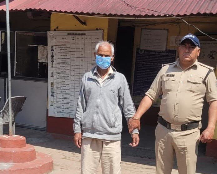 65 वर्षीय बुजुर्ग ने पार करी शर्म की सारी हदें,