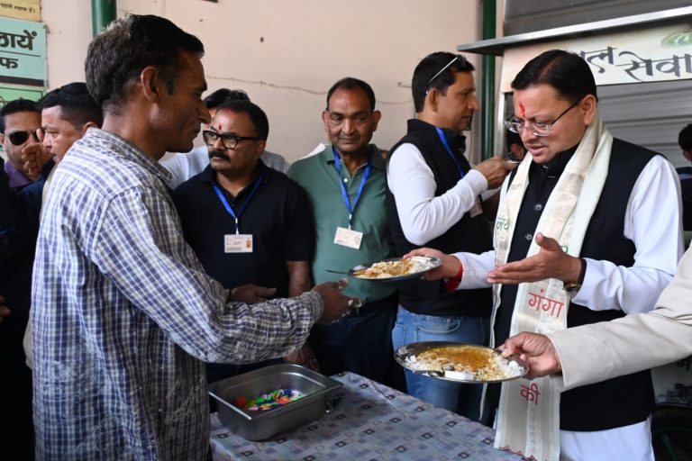 Dhami participates in Thaal Seva in outside Sushila Tiwari Hospital