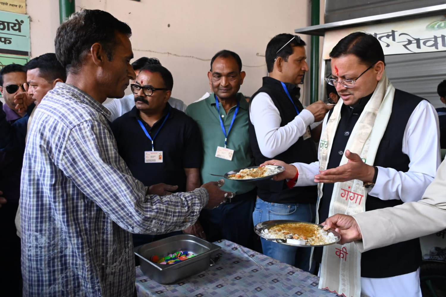 Dhami participates in Thaal Seva in outside Sushila Tiwari Hospital