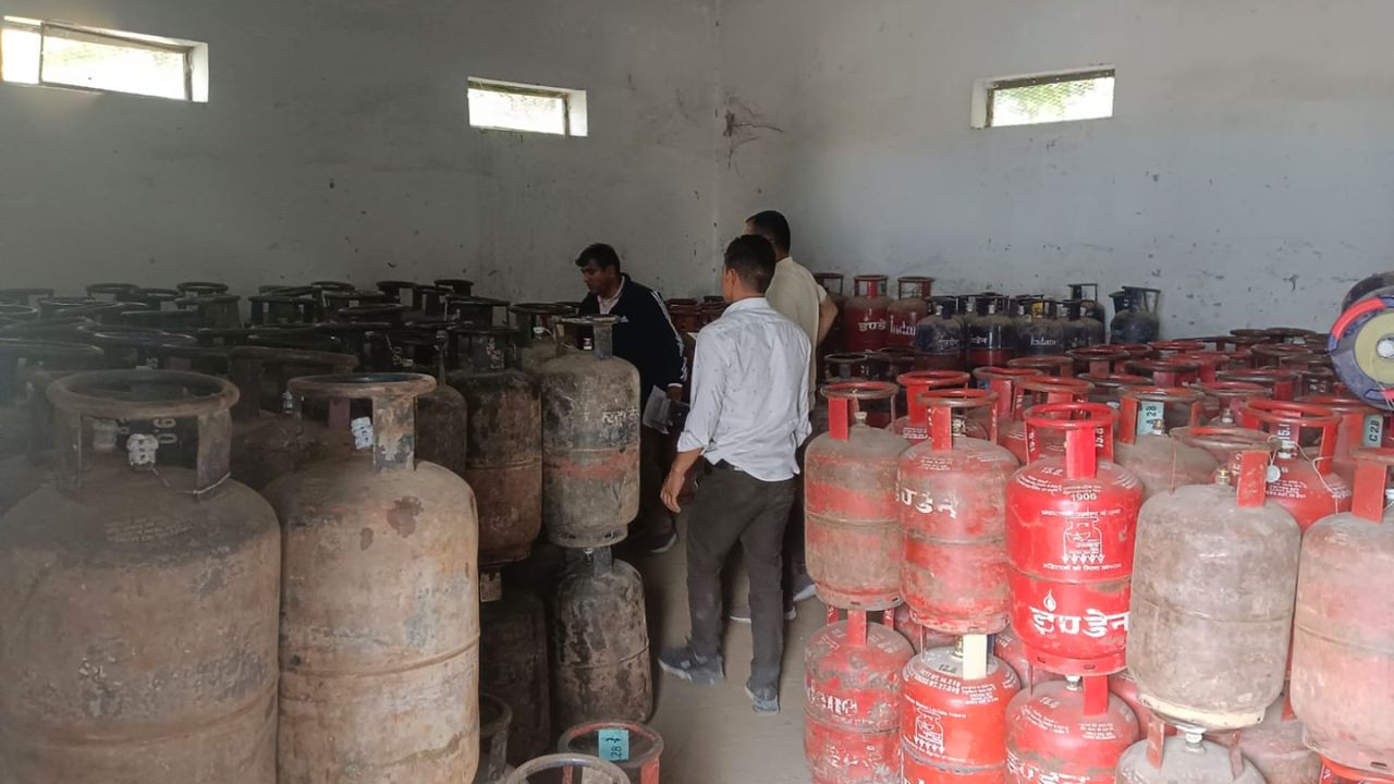 LPG Crisis: रुद्रप्रयाग में आपूर्ति विभाग की बड़ी छापेमारी, इतने सिलेंडर किए जब्त