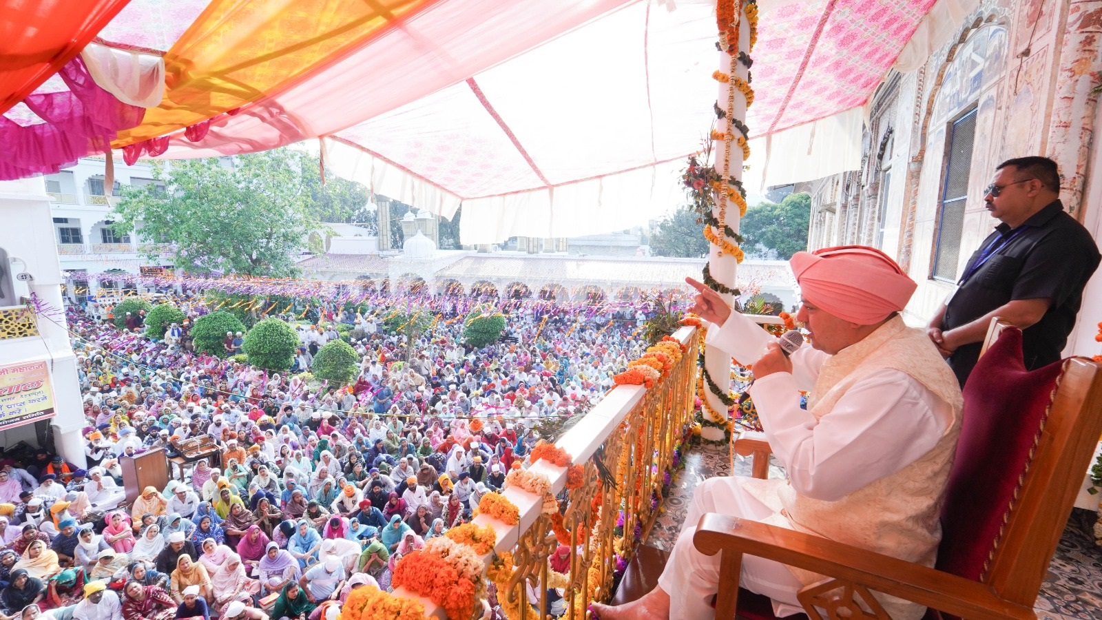 Mahant Devendra Das blesses devotees at Jhanda Mela