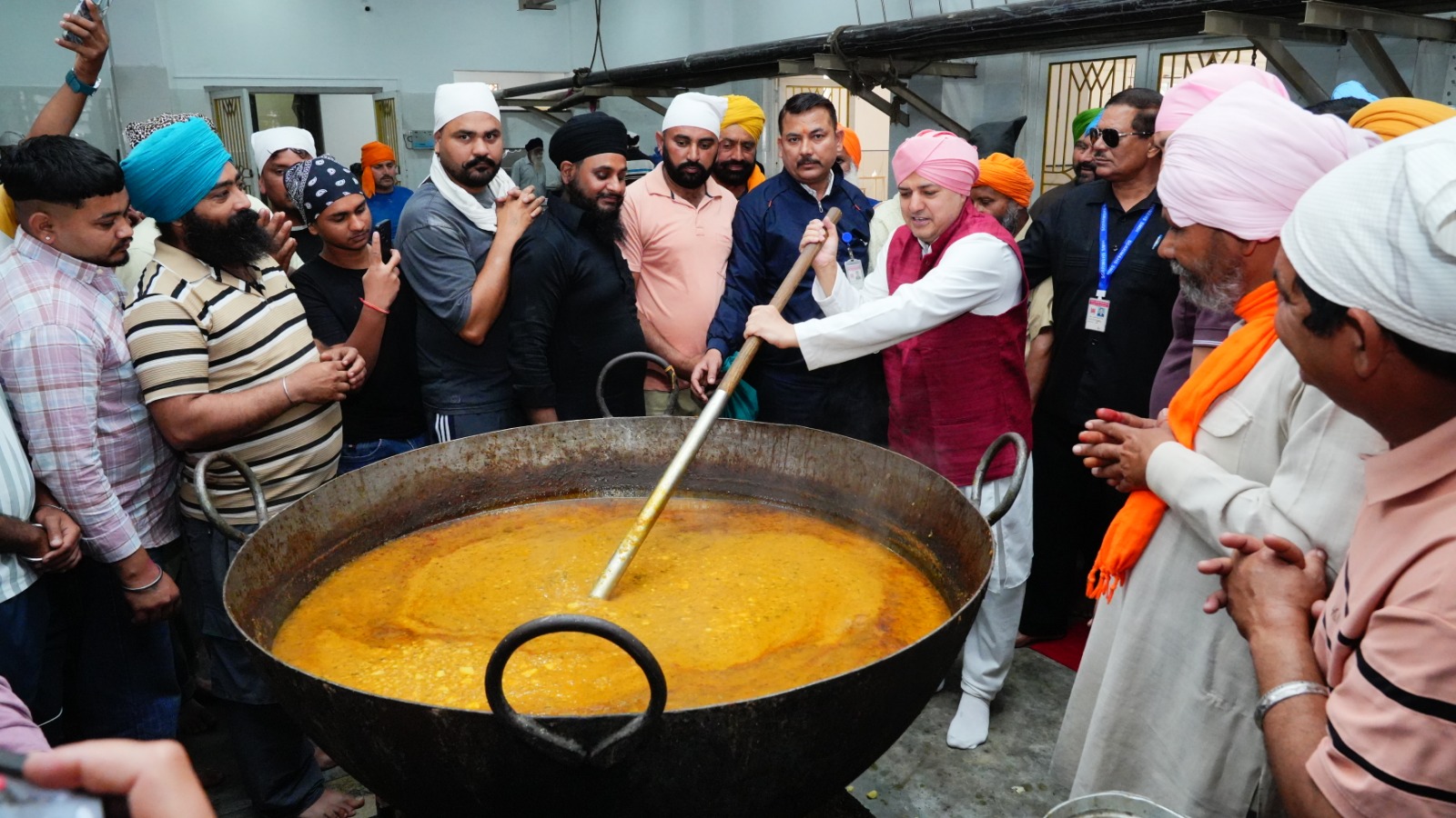 Mahant Devendra Das performs Langar Seva with Sangat