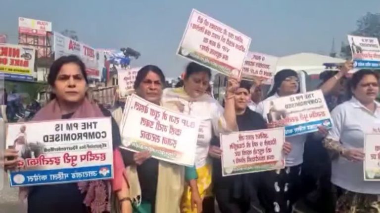 Mahila Cong leaders detained while trying to submit mem to