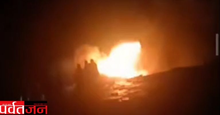 Uttarakhand Fire News: यहां गांव में लगी भीषण आग। जद