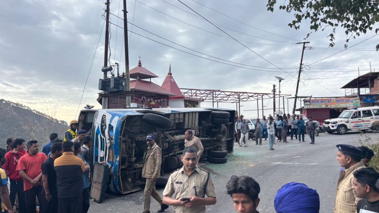 अनियंत्रित बस पलटी, SDRF की तत्परता से बचीं कई जानें