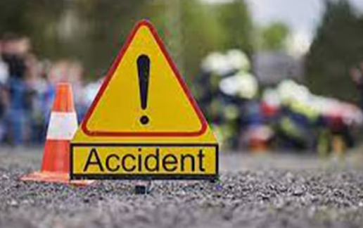 ईंटों से भरी ट्रैक्टर-ट्राली में जा घुसी कार, चार लोगों