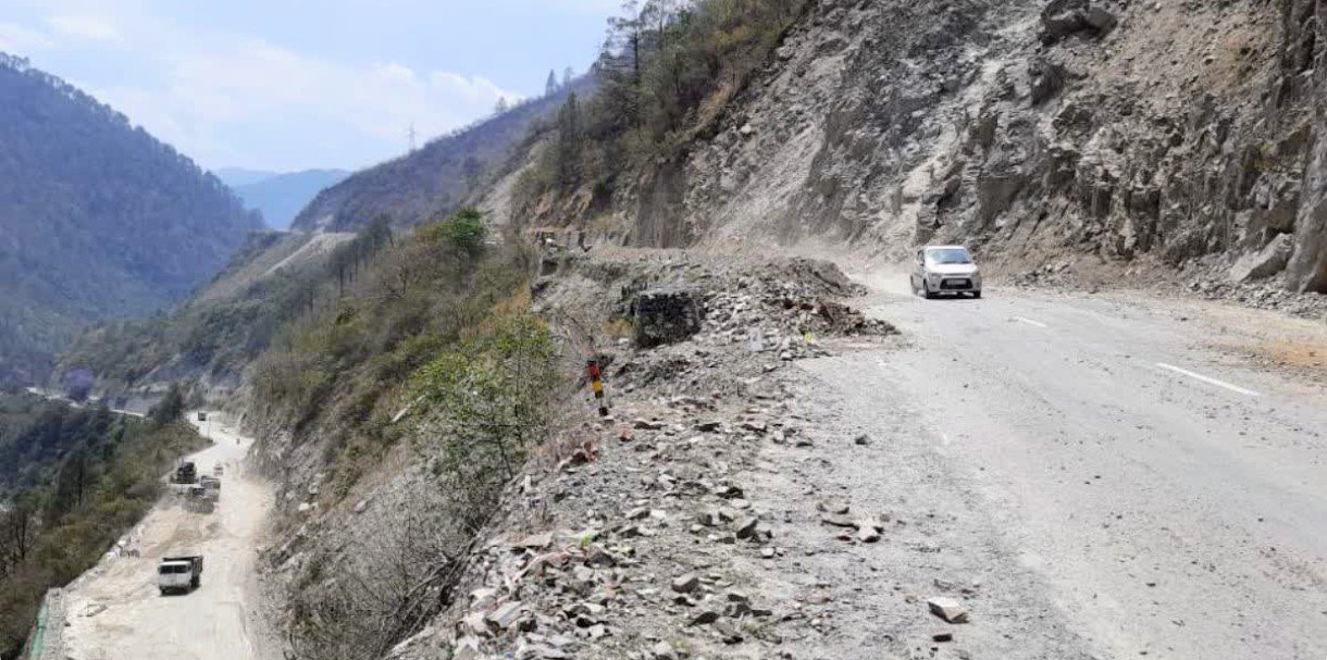 उत्तरकाशी में जंगल की आग बनी जानलेवा, पहाड़ी से गिरे