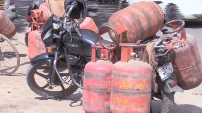उत्तराखंड में गैस सिलेंडरों की कालाबाजारी पर सख्ती, 74 सिलेंडर