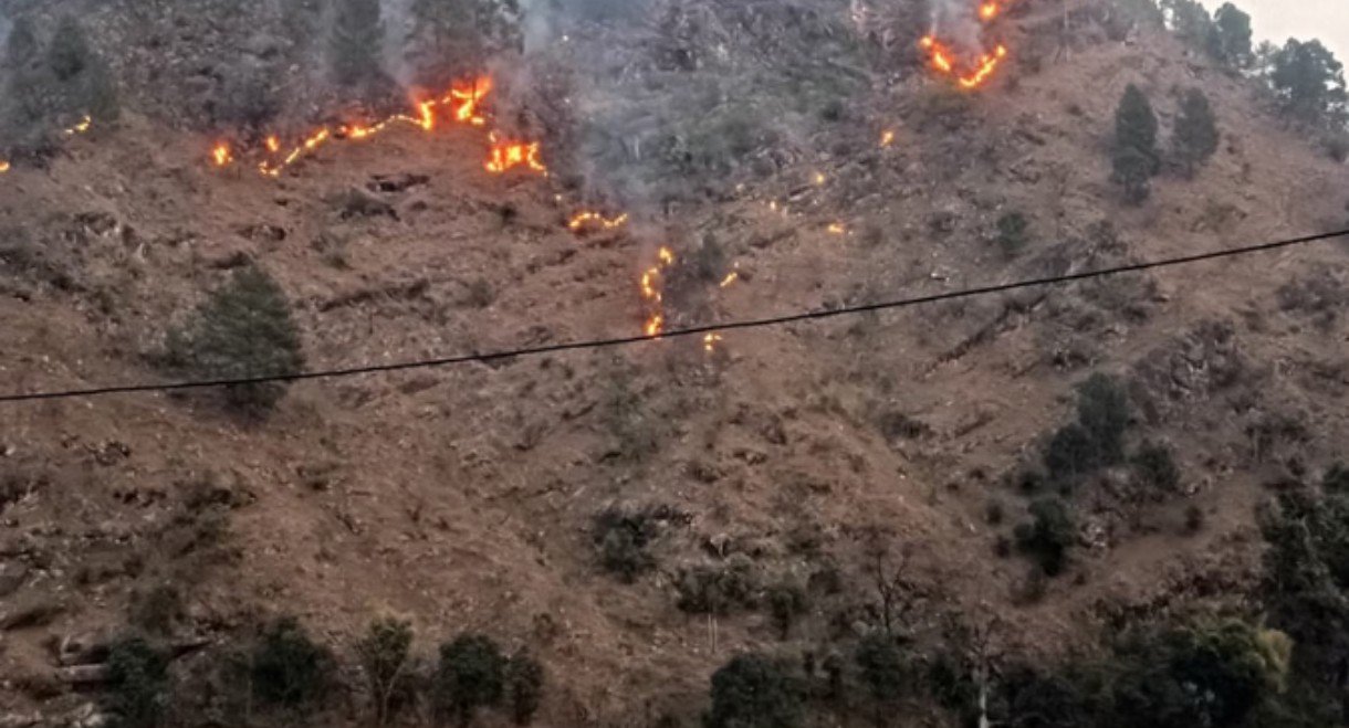 उत्तराखंड में भड़कने लगी जंगल की आग, फायर सीजन में