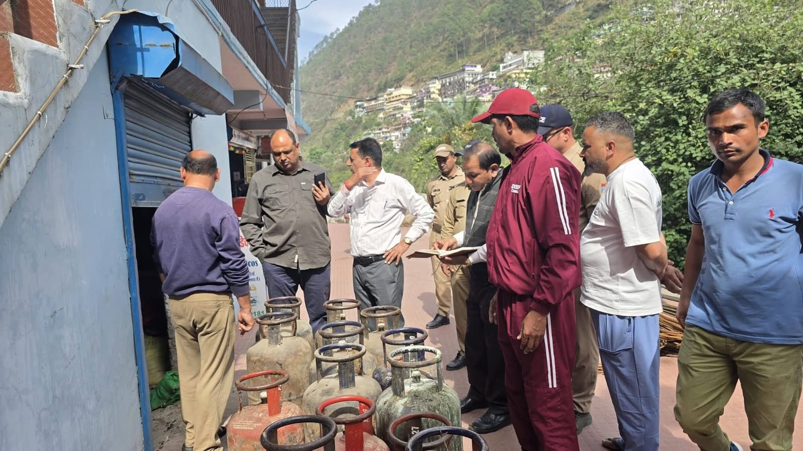 एसडीएम ने गैस गोदाम व होटलो का निरीक्षण,एजेंसी संचालक को