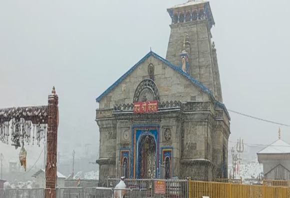 केदारनाथ में बारिश के साथ बर्फबारी, शून्य से नीचे पहुंचा