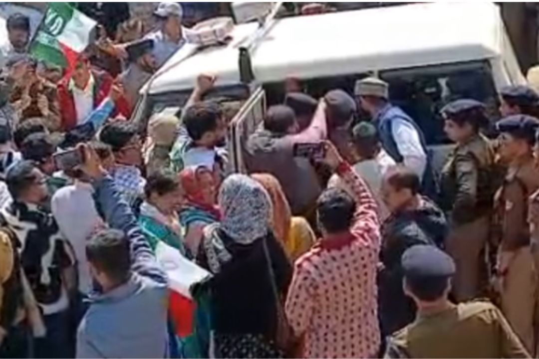 गैरसैंण में UKD का प्रदर्शन, बैरिकेडिंग तोड़ विधानसभा की ओर बढ़े कार्यकर्ता; पुलिस ने ऐसे खदेड़ा