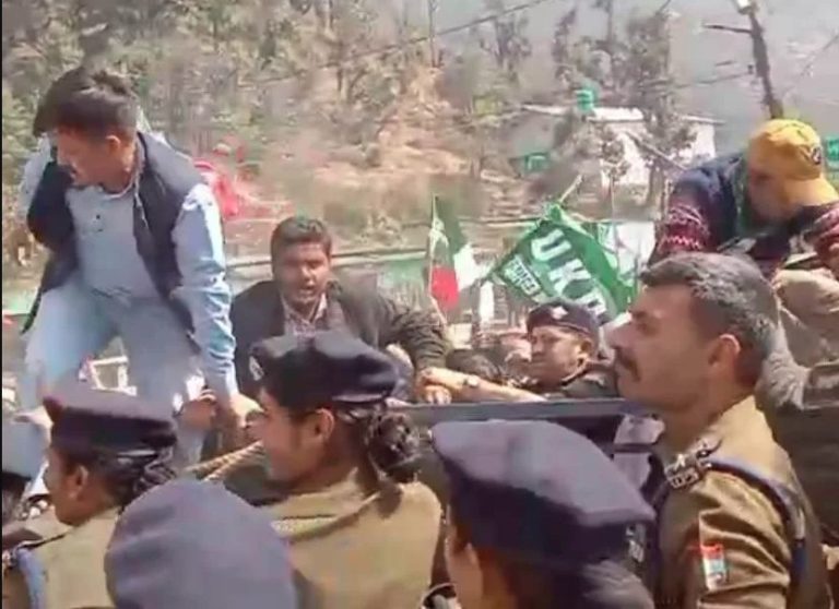 गैरसैंण में यूकेडी का प्रदर्शन, विधानसभा घेराव की कोशिश पर पुलिस से झड़प