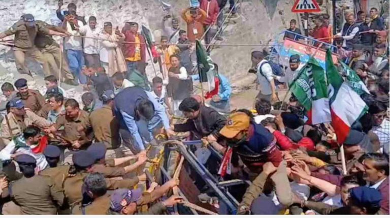 गैरसैंण में यूकेडी कार्यकर्ताओं का हंगामा, पुलिस ने 10-15 को