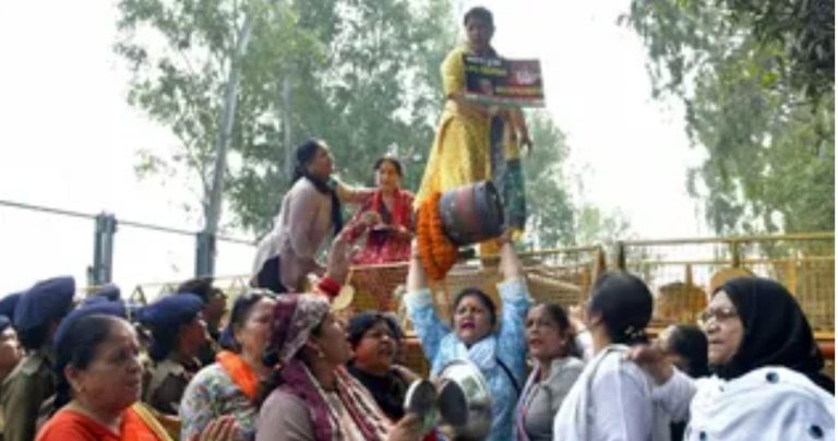 गैस सिलेंडर की बढ़ती कीमतों के खिलाफ महिला कांग्रेस का