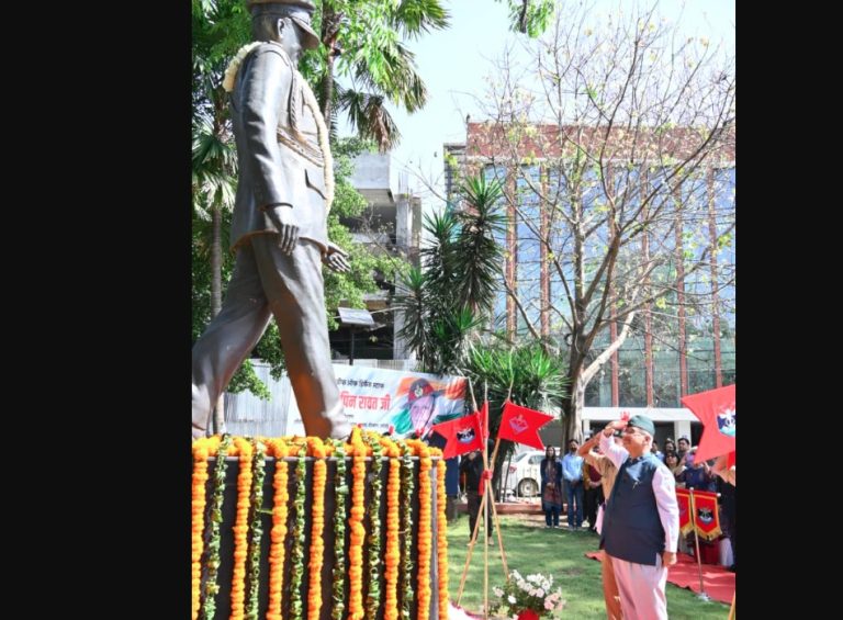 जनरल बिपिन रावत की जयंती पर उन्हें पुष्पचक्र अर्पित कर श्रद्धांजलि देते सैनिक कल्याण मंत्री गणेश जोशी