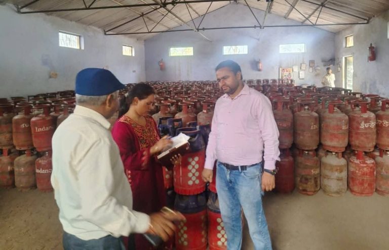 देहरादून में अवैध गैस रिफिलिंग का भंडाफोड़, जिला आपूर्ति विभाग