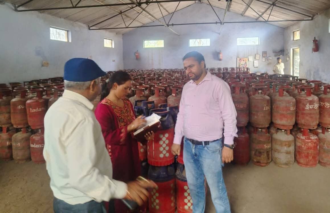 देहरादून में अवैध गैस रिफिलिंग का भंडाफोड़, जिला आपूर्ति विभाग