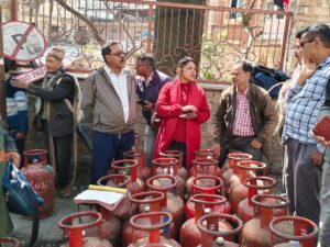 नैनीताल में गैस डिलीवरी ठप, ओटीपी न मिलने से दर्जनों परिवार तीन दिनों से सिलेंडर के लिए भटक रहे