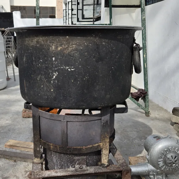 नैनीताल मेडिकल कालेज मेस में सिलिंडर संकट, ब्लोअर से लकड़ी का चूल्हा बना भोजन…